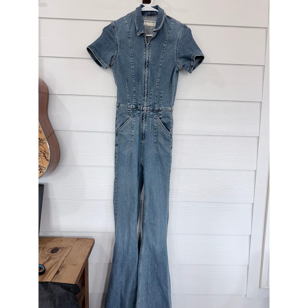 B- 61- We The Free Free People Denim Jumpsuit Blue Short Sleeve Flare Leg XS